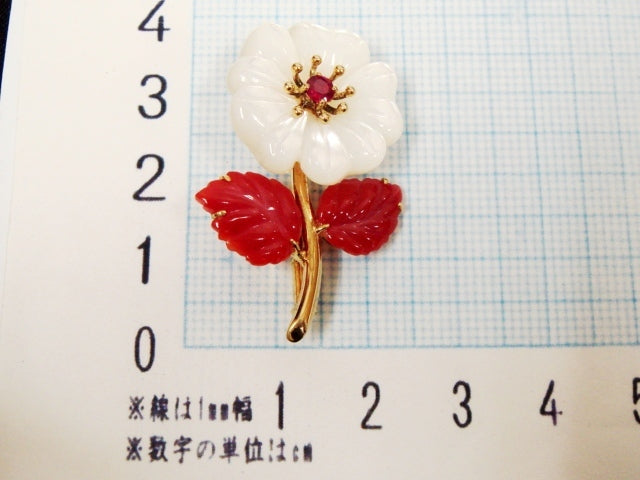 豪華!!18金 天然ルビー0.16ct付 赤珊瑚・コーラル&シェル☆フラワーデザインブローチ☆総重量6.4g★18K 750刻印☆清掃済み