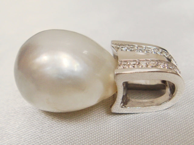 豪華!!18金ホワイトゴールド!!白蝶真珠&天然ダイヤモンド 0.10ct ペンダントトップ★重量5.6g★大粒12mm珠★K18WG・0.10刻印有