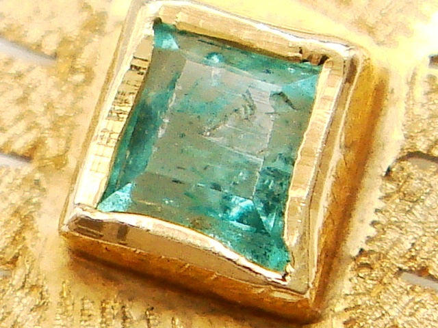 豪華!!18金!!天然エメラルド付ペンダントトップ★重量2.4g★18K刻印有り★ブローチとしても使用可能!!石3mmスクエア★清掃済み