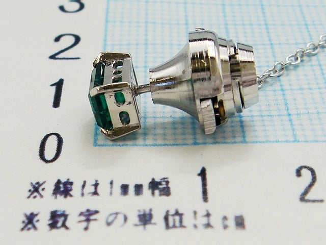 豪華!!プラチナ900★グリーンカラーストーン★ピンブローチ・タイタック★留め具無し重量1.0g★石サイズ7mm×6mm★Pt900刻印有り★清掃済み