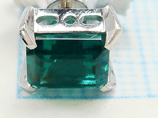 豪華!!プラチナ900★グリーンカラーストーン★ピンブローチ・タイタック★留め具無し重量1.0g★石サイズ7mm×6mm★Pt900刻印有り★清掃済み